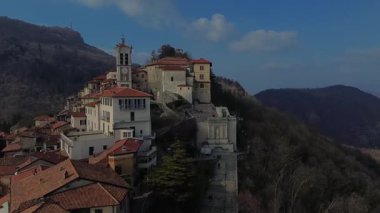 Varese 'nin eski kasabasının panoraması. Sacro Monte di Varese. Unesco. İtalya. Bir İHA görüntüsü