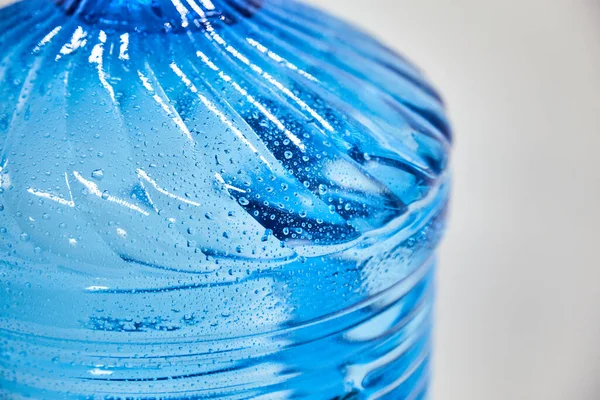 Koel Water Water Druppels Een Blauwe Plastic Fles Selectieve Focus — Stockfoto