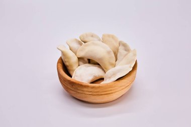 Beyaz arka planda çiğ Rus köftesi. Beyaz bir masada izole edilmiş. Et ve hamurdan ev yapımı yemek yapma kavramı, çiğ yarı bitmiş ürünler.