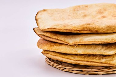 Arap Ekmeğini vurgula - Lavaş-on beyaz arka plan. Dört pide, yemek için basit ekmek.