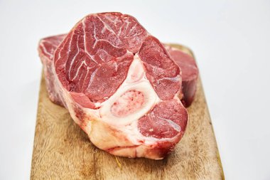 Beyaz arka planda, izole edilmiş taze çiğ et parçası. Taze etten, etten, kemikten, en iyi restorandan, en lezzetli mutfaktan yemek yapma kavramı.