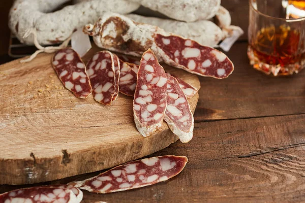 Salsiccia Secca Secca Con Fette Piatto Legno Tavolo Legno Elite — Foto Stock