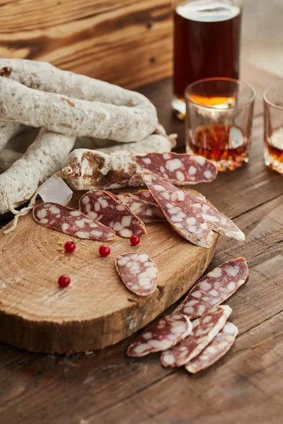 Salsiccia Secca Secca Con Fette Piatto Legno Tavolo Legno Elite — Foto Stock