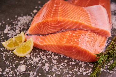 Taze çiğ deniz balığı filetosu ya da arka planda baharat ve otlu alabalık. Restoranda ya da mutfakta taze balık pişirme fikri.