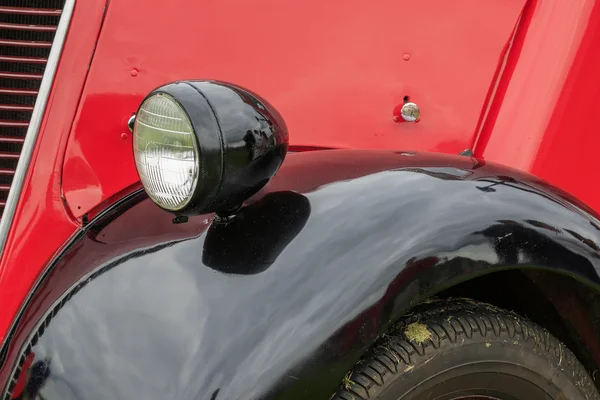 Vintage kırmızı araba — Stok fotoğraf