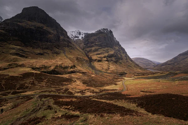 Montañas cubiertas de nieve en Glencoe Escocia — Foto de Stock