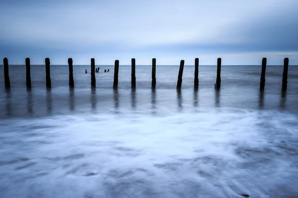 Groynes de madera en la playa — Foto de Stock