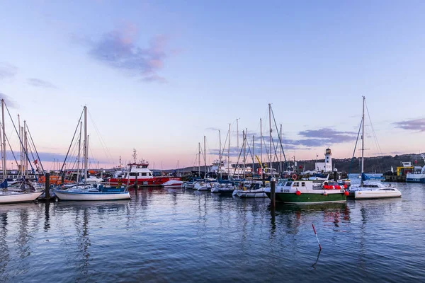 日落时分拍摄的斯卡伯勒海港图片 — 图库照片