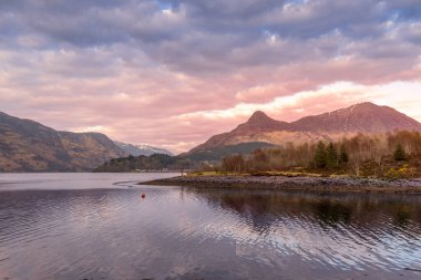 İngiltere, İskoçya 'daki Loch Leven Gölü..