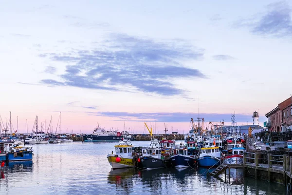 日落时分拍摄的斯卡伯勒海港图片 — 图库照片