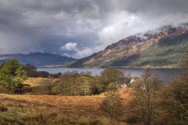 İskoçya dağlarında bir kilidin manzarası