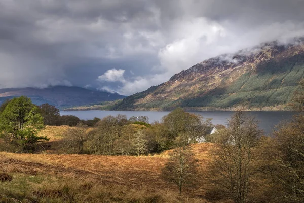 İskoçya dağlarında bir kilidin manzarası
