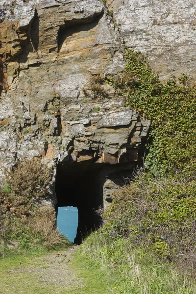 Fenêtre dans l'arche de roche — Photo