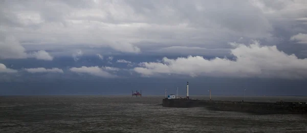 荒天時は、海岸線を直撃します。 — ストック写真