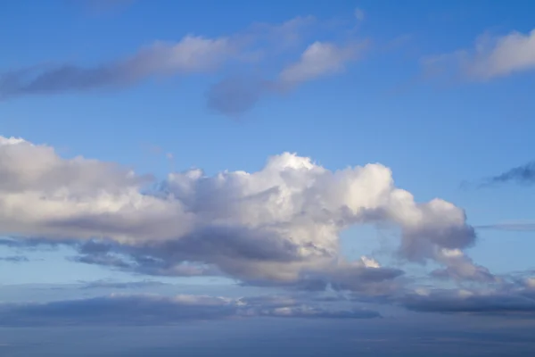 Cielo azul con nubes —  Fotos de Stock