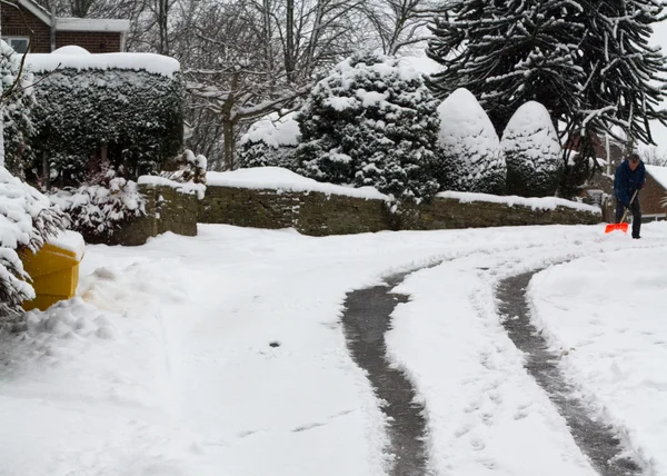 Homem limpando neve — Fotografia de Stock