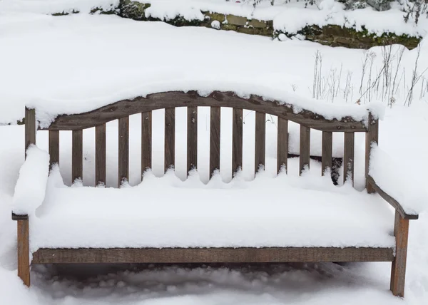 雪の中のベンチ — ストック写真