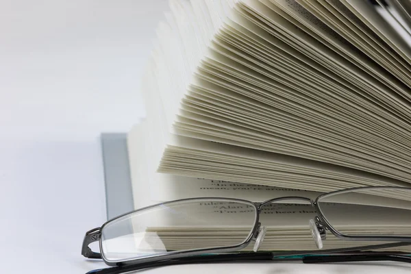 Spectacles avec livre ouvert — Photo