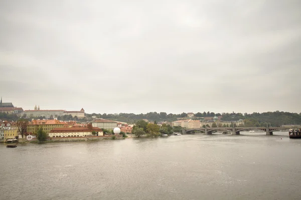 Nad rzeką w Pradze — Zdjęcie stockowe