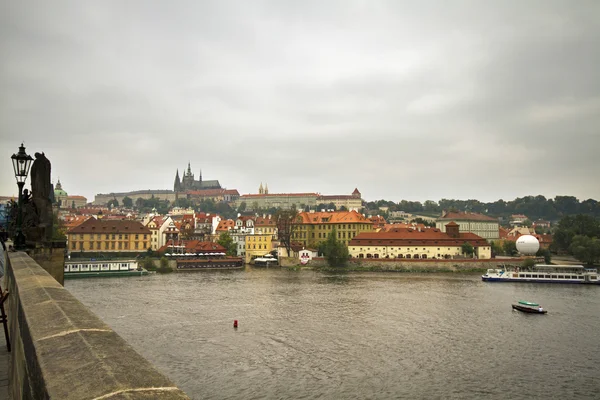 Door de rivier in Praag — Stockfoto