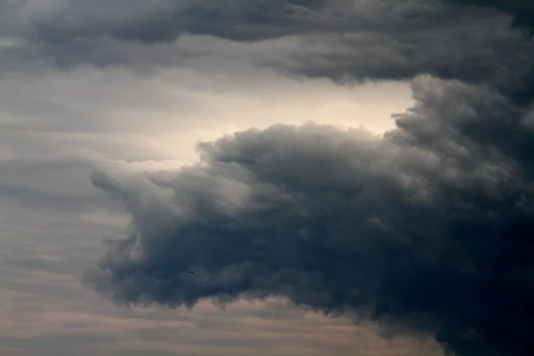 Blå himmel med moln — Stockfoto