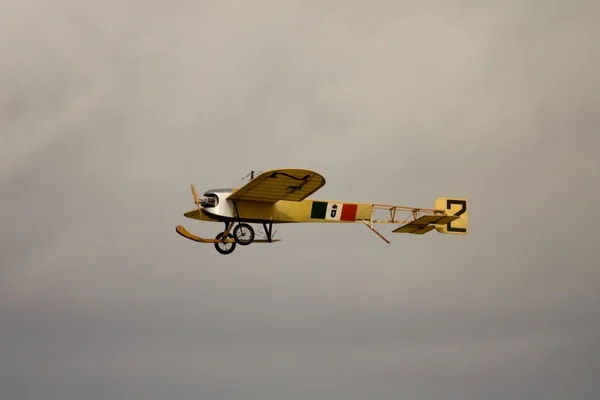Kleine bi vliegtuig tijdens de vlucht — Stockfoto