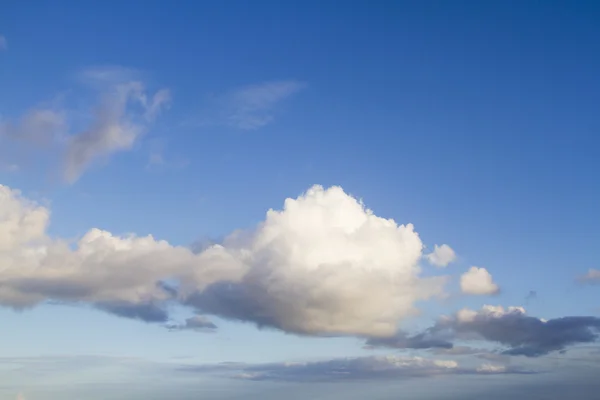 Cielo azul con nubes —  Fotos de Stock