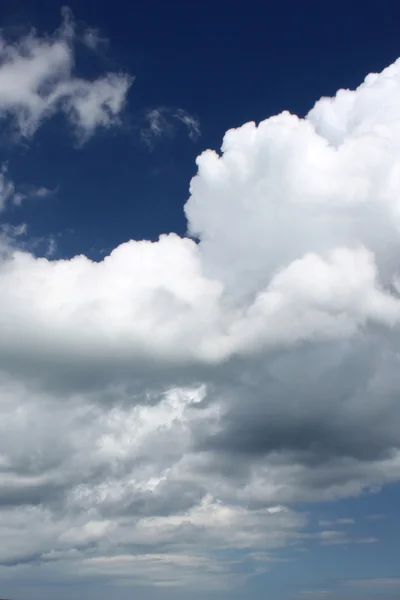 Cielo azul con nubes —  Fotos de Stock