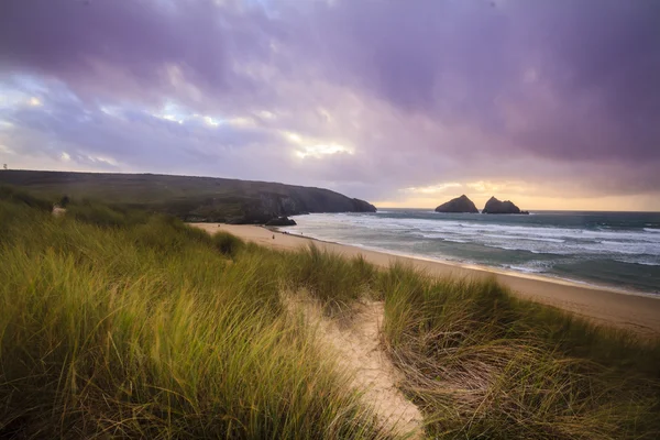 Zachód słońca w cornwall Holywell bay — Zdjęcie stockowe