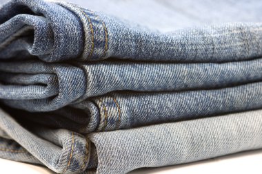 Mavi kot jeans yığını