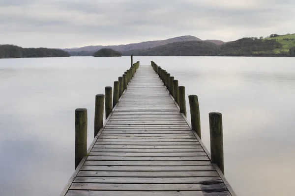 Pontile di legno nel distretto lacustre — Foto Stock