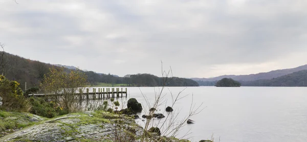 Jezero pod zamračenou oblohou — Stock fotografie