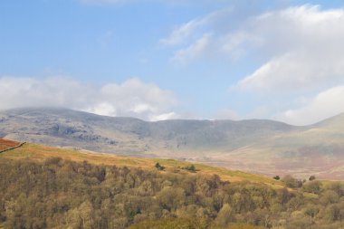 Mavi gökyüzü ile lake district