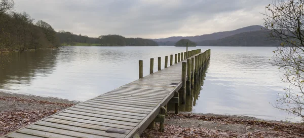 Holzsteg in der Seenplatte — Stockfoto