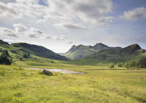 Blea tarn v jezerní oblasti — Stock fotografie