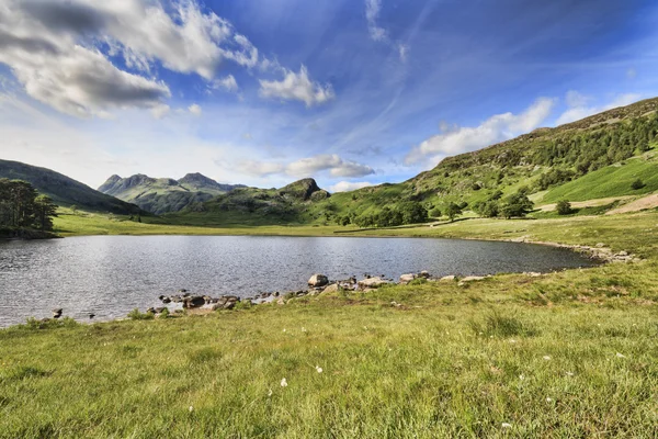 Blea tarn v jezerní oblasti — Stock fotografie