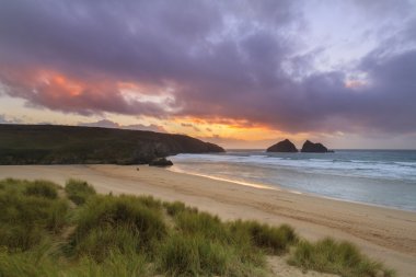 Holywell Bay Beach günbatımı üzerinde