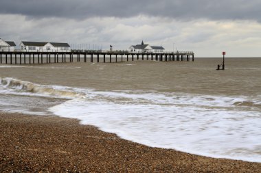 Southwold pier bulutlu gökyüzü altında
