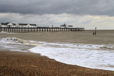 Southwold pier bulutlu gökyüzü altında
