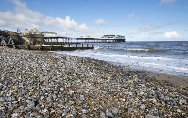 Cromer Pier bajo el cielo azul — Foto de Stock