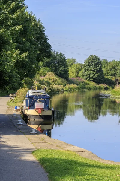 Lastkahn auf dem Kanal — Stockfoto