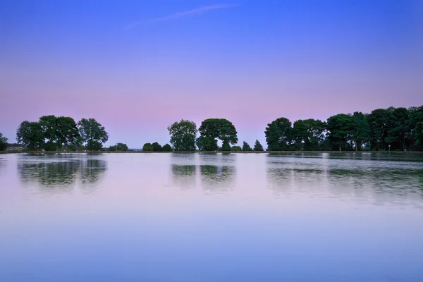 Reflexión al atardecer — Foto de Stock