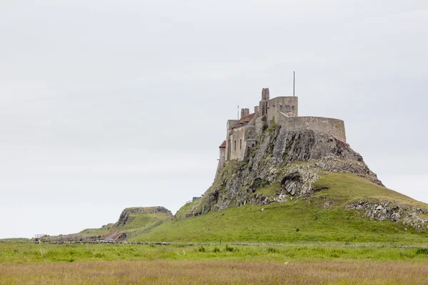 LINDISFARNE Kalesi, kutsal ada — Stok fotoğraf