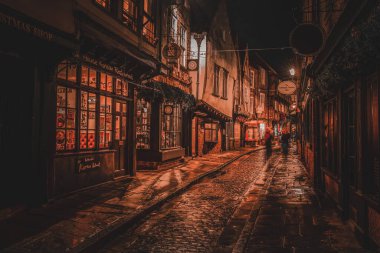 The Shambles, York Uk - 01 Ekim 2023: Geceleyin York 'ta Kargaşa.