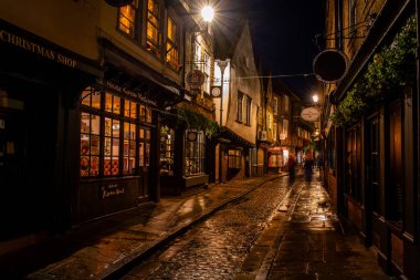 The Shambles, York Uk - 01 Ekim 2023: Geceleyin York 'ta Kargaşa.