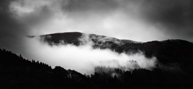 Cumbria Gölü bölgesi, sonbaharda yamaçta alçak bulutlar var. Siyah ve beyaz olarak.