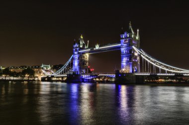 Kule Köprüsü, Londra, gece.