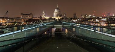 Milenyum Köprüsü ve St Pauls Katedrali Londra 'da gece