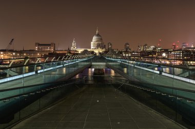 Milenyum Köprüsü ve St Pauls Katedrali Londra 'da gece