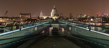 Milenyum Köprüsü ve St Pauls Katedrali Londra 'da gece